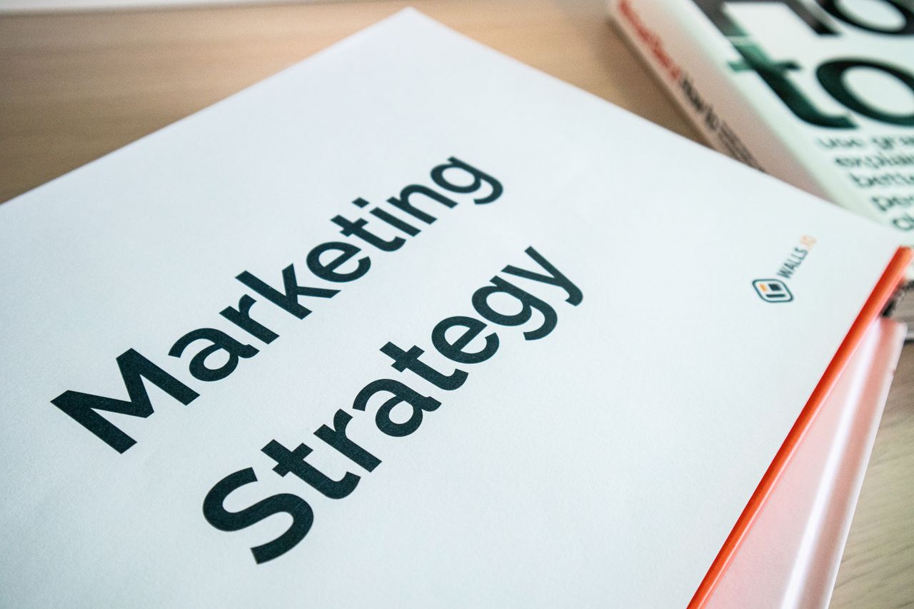 Gros plan sur un document de stratégie marketing posé sur un bureau, idéal pour du contenu professionnel.